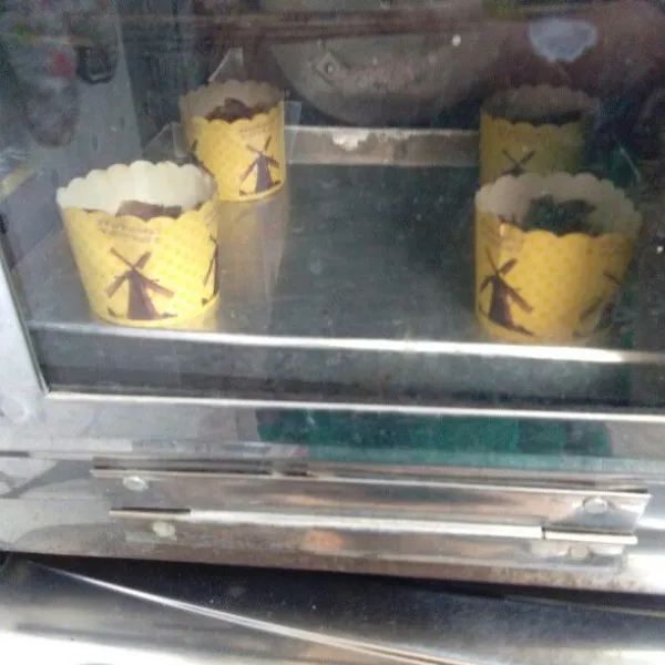 Siapkan cup muffin, isi 3/4 saja, lalu beri toping dan panggang di oven dengan suhu 180 derajat selama 30 menit atau hingga matang.
