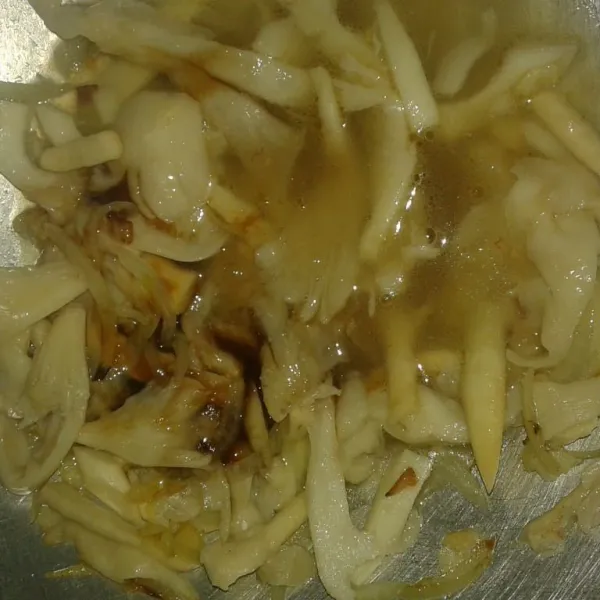 Tambahkan saus tiram, minyak wijen garam dan gula pasir. Aduk rata dan cek rasa sampai pas.
