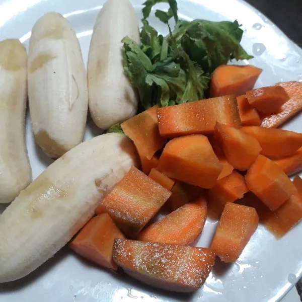 Siapkan pisang,wortel dan seledri.