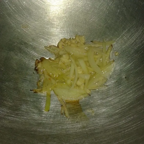 Panaskan sedikit minyak goreng kemudian tumis bawang putih dan bawang bombay sampai layu dan harum.