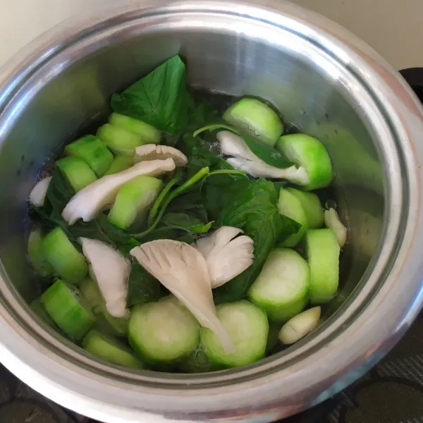 Masukkan jamur, gula dan garam. Matikan api, Tambahkan daun kemangi biar terasa lebih segar.