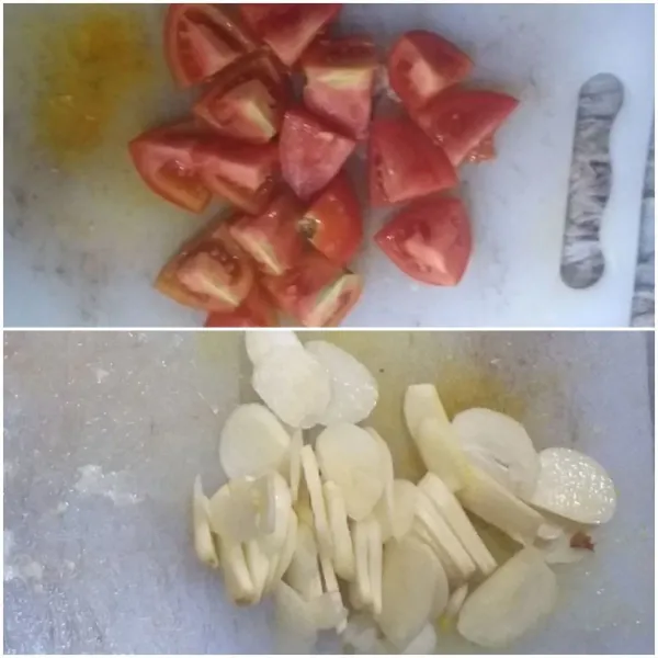 Iris-iris bawang merah, bawang putih dan tomat kecil, cabai rawit serta cabai merah besar
