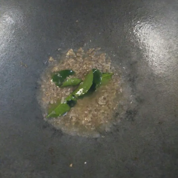 Tumis bawang putih dan kencur sampai wangi, tambahkan daun jeruk, aduk. Tuang air asam, aduk kembali.