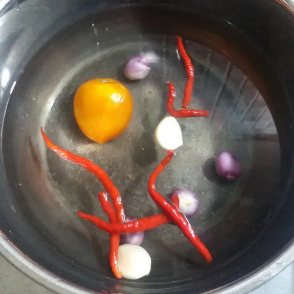 Rebus juga cabe, tomat, bawang merah dan bawang putih.