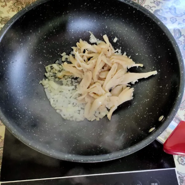 Masukkan jamur tiram aduk rata.
