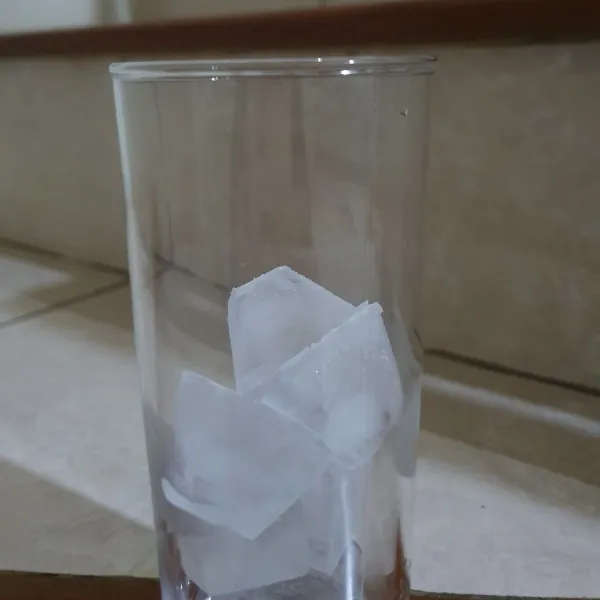 Masukkan es batu kedalam gelas