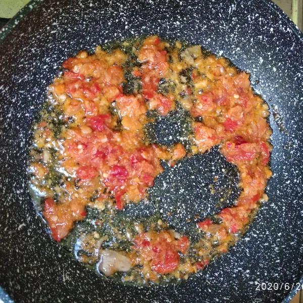 Tumis bumbu halus sampai harum.