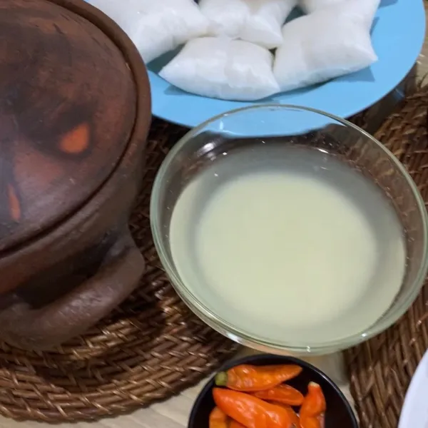 Siapkan ketupat, rebus air dengan bawang putih untuk air bawang, rebus cabe rawit.