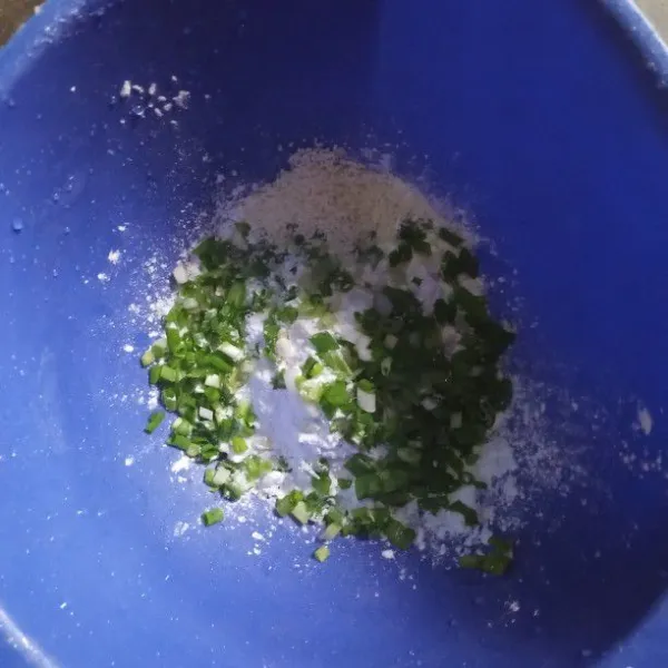 Siapkan wadah  tepung pati  daun bawang garam dan kaldu jamur aduk rata.