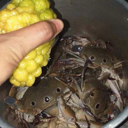 Beri air jeruk purut atau jeruk lemon, rendam sebentar