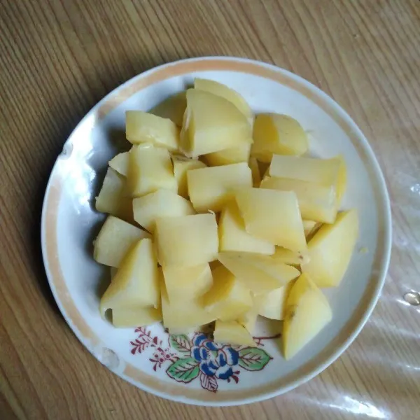 Kukus kentang, kupas kulitnya kemudian potong-potong.