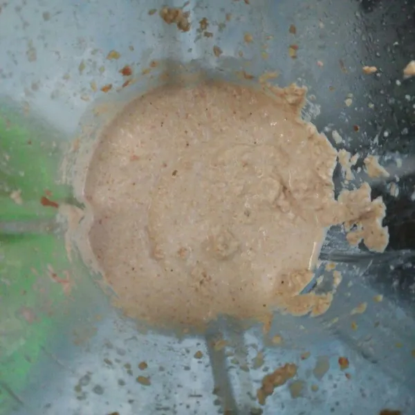 Goreng kacang, kemudian blender dengan air sampai halus.