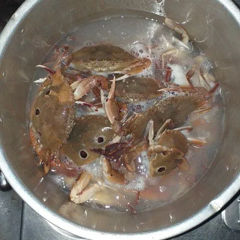 Tambahkan air, garam, dan kaldu jamur