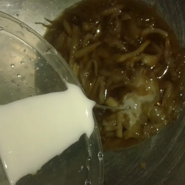 Tuang larutan tepung maizena, aduk rata dan masak sampai cukup mengental. Matikan api.