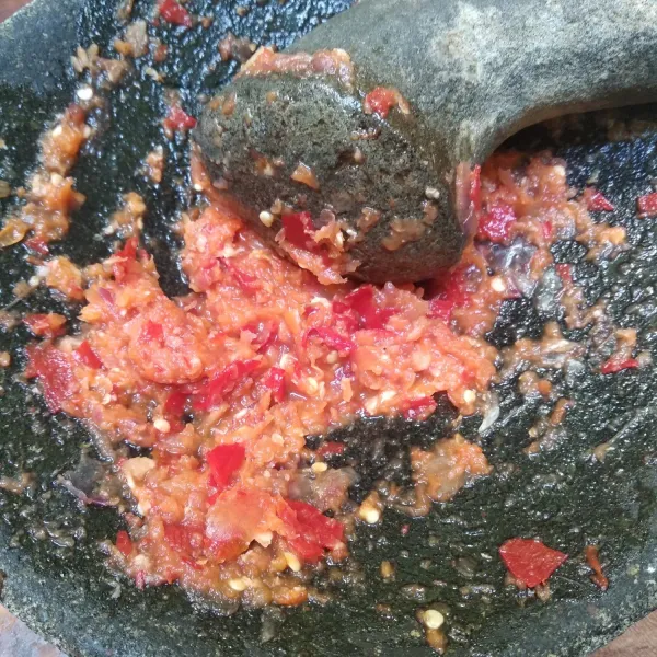 Haluskan bawang merah, bawang putih, cabe dan kencur.