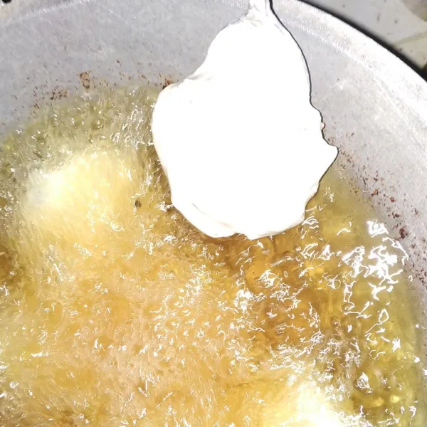 Panaskan minyak, ambil rolade dan masukkan ke dalam adonan kulit kemudian masukkan ke dalam wajan.