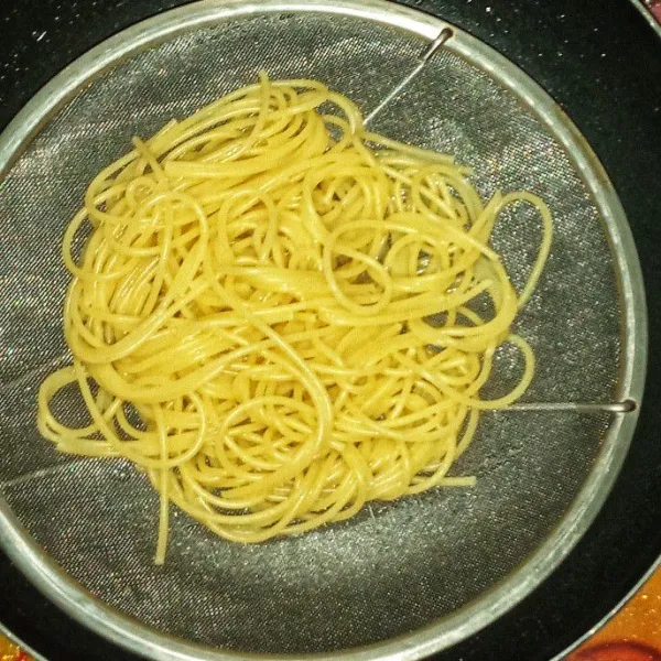 Rebus air, garam dan 1 sdm minyak sampai mendidih. Masukkan spaghetti dan masak sampai al dente. Tiriskan.