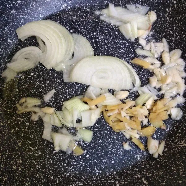 Tumis bawang putih, bombay dan jahe hingga harum.