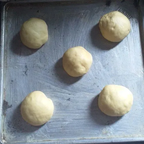 Letakkan di atas loyang yang telah diolesi margarin atau dengan kertas roti. Diamkan dan tutup kembali dengan kain bersih. Diamkan selama 1 jam (proofing)