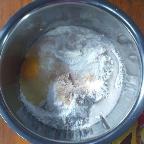 Masukkan semua bahan roti kecuali margarin ke dalam wadah dan aduk hingga membentuk adonan