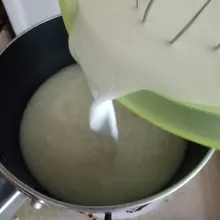 Ambil bahan A, aduk dan tuangkan ke adonan santan.