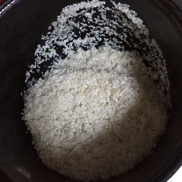 Cuci bersih beras lalu tiriskan