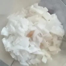 Siapkan daging kelapa muda yang sudah di iris-iris.
