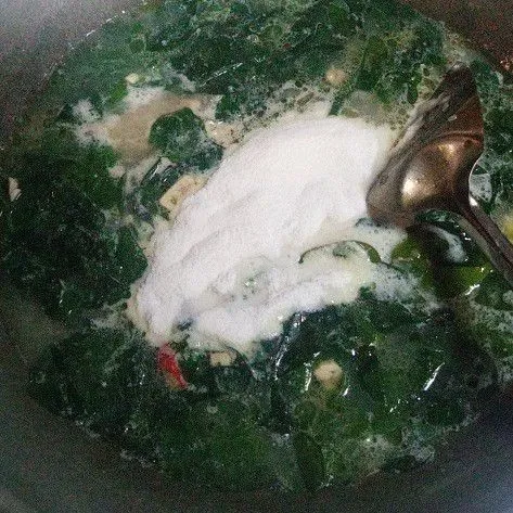 Terakhir, masukkan santan bubuk sambil diaduk hingga mendidih kembali. Koreksi rasa nya. Jika sudah pas, matikan api. Siap disajikan.