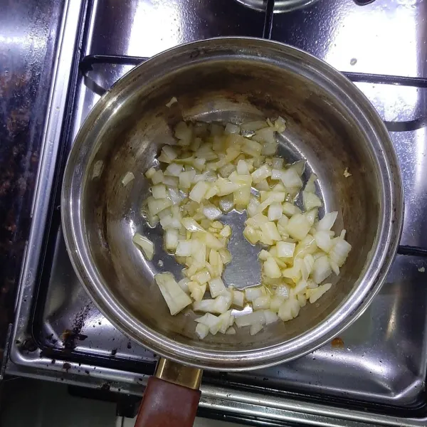 Panaskan margarine, lalu tumis bawang putih hingga harum. Lalu masukkan bawang bombay hingga berubah warna dan harum.
