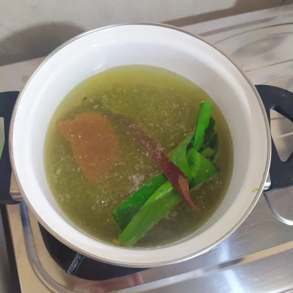 Rebus kacang hijau bersama air, daun pandan, kayu manis, gula merah dan sejumput garam hingga matang. Angkat dan dinginkan.