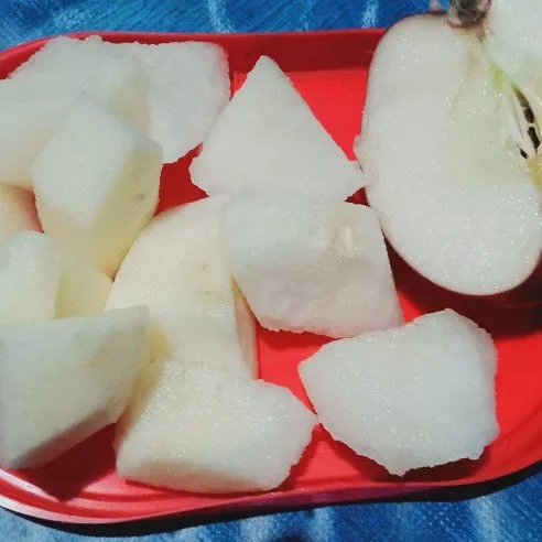 Kupas dan potong semua buah.