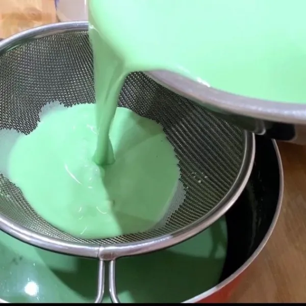 Campur seluruh bahan pisang ijo menjadi satu, aduk dan saring agar tidak bergerindil.