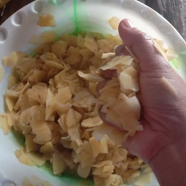 Cuci irisan kentang. Bumbui dengan garam. Remas-remas selama 10 menit sampai kentang lemas. Cuci lagi sambil diremas-remas. Siram dan tiriskan