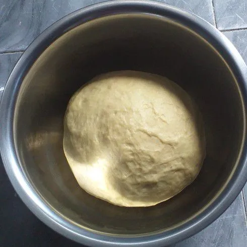 Setelah mengembang 2x ukuran awal, kempiskan dan bagi menjadi 12 bagian