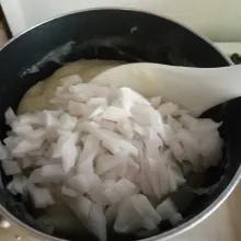 Masukkan daging kelapa muda, aduk rata.