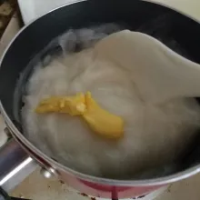Masukkan margarin, aduk rata.