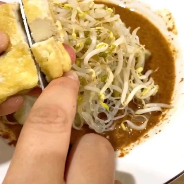 Beri potongan tahu goreng.