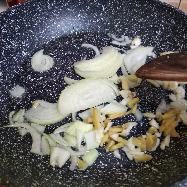 Tumis bawang putih, bawang bombay dan jahe hingga harum.