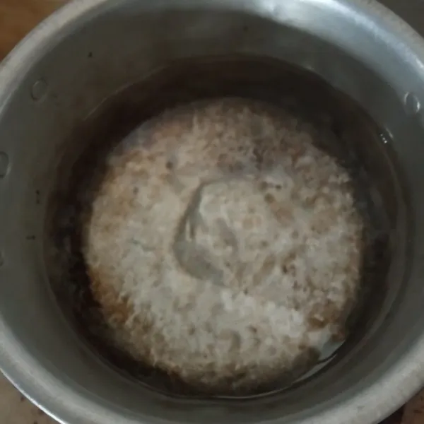 Masukkan air dalam panci, rebus hingga mendidih.
