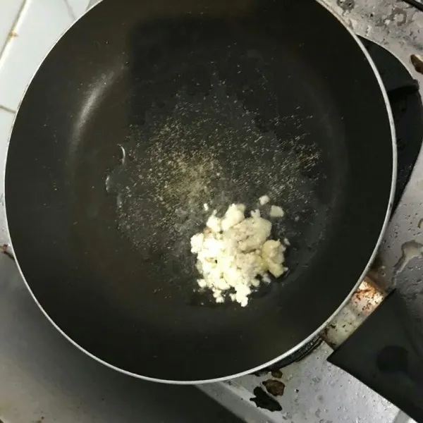 Koreksi rasa dengan cara menggoreng sedikit adonan.