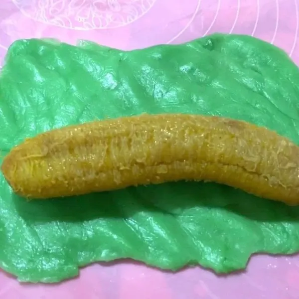 Beri pisang ijo di atas adonan.