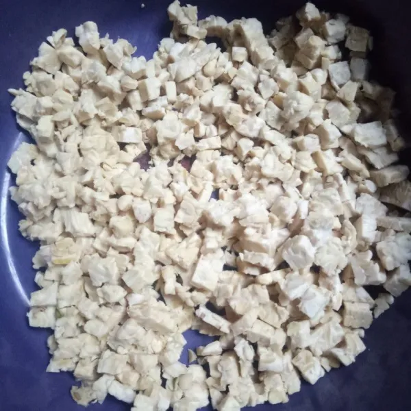Tempe dipotong kecil-kecil.