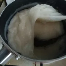 Masak dan aduk adonan hingga mengental.