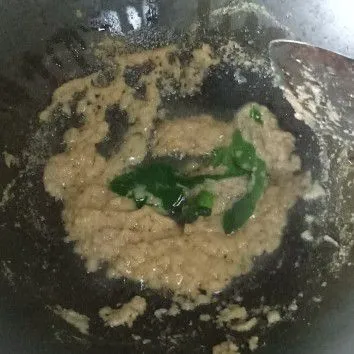 Tumis bumbu halus, daun jeruk dan lengkuas dengan secukupnya minyak goreng hingga bumbu matang.