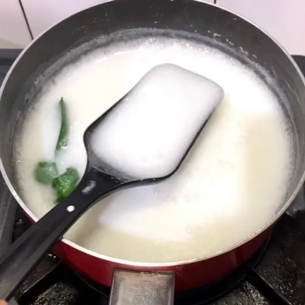 Campur seluruh bahan saus santan masak dengan api kecil sambil diaduk terus sampai matang dan sedikit mengental.