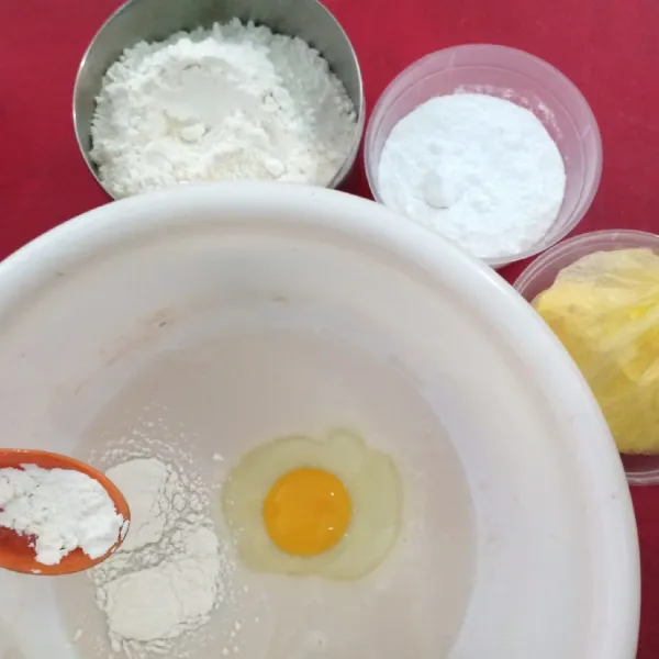 Setelah ragi didiamkan 15 menit, masukan terigu, telur, tepung susu, gula halus, dan mentega