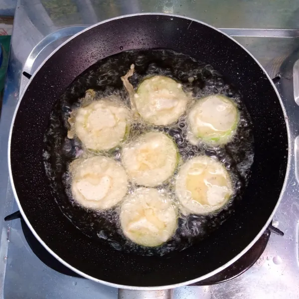 Goreng terong sampai matang. Angkat dan tiriskan.