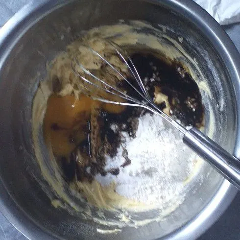 Tambahkan semua bahan toping lainnya aduk rata, masukkan ke dalam plastik segitiga