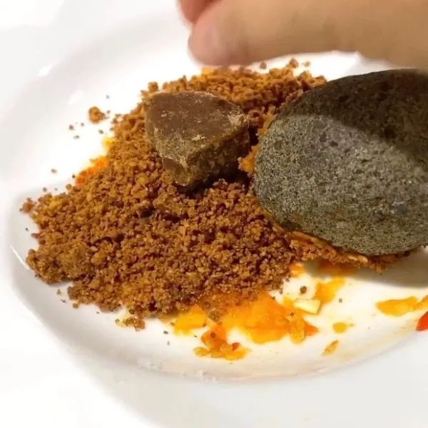 Tambahkan kacang goreng yang sudah diblender dan gula jawa, uleg halus.