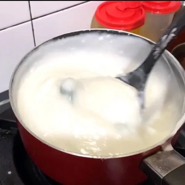 Campur semua bahan bubur sumsum, masak dengan api kecil aduk terus sampai matang meletup-meletup.